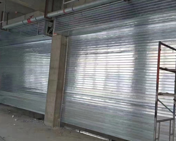 學(xué)府智能停車樓防火門，防火卷簾，快速門，擋煙垂壁施工現(xiàn)場(chǎng)